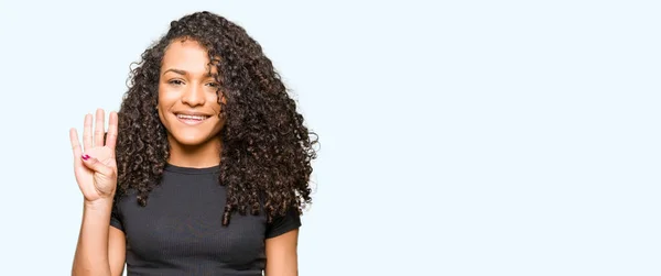 Jovem Mulher Bonita Com Cabelo Encaracolado Mostrando Apontando Para Cima — Fotografia de Stock