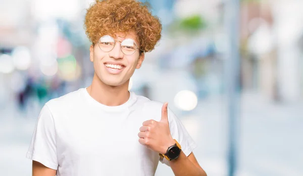 Joven Hombre Guapo Con Pelo Afro Con Gafas Haciendo Gesto — Foto de Stock