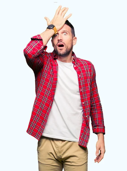 Hombre Guapo Con Camisa Casual Sorprendido Con Mano Cabeza Por —  Fotos de Stock