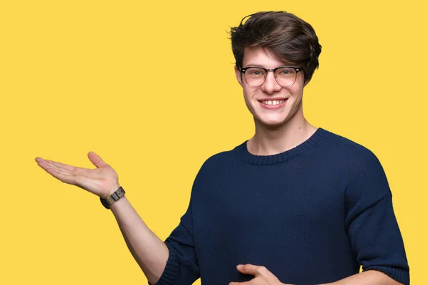 Jovem Homem Bonito Vestindo Óculos Sobre Fundo Isolado Sorrindo Alegre — Fotografia de Stock