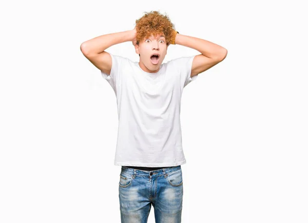 Ung Vacker Man Med Afro Hår Bär Casual Vit Shirt — Stockfoto