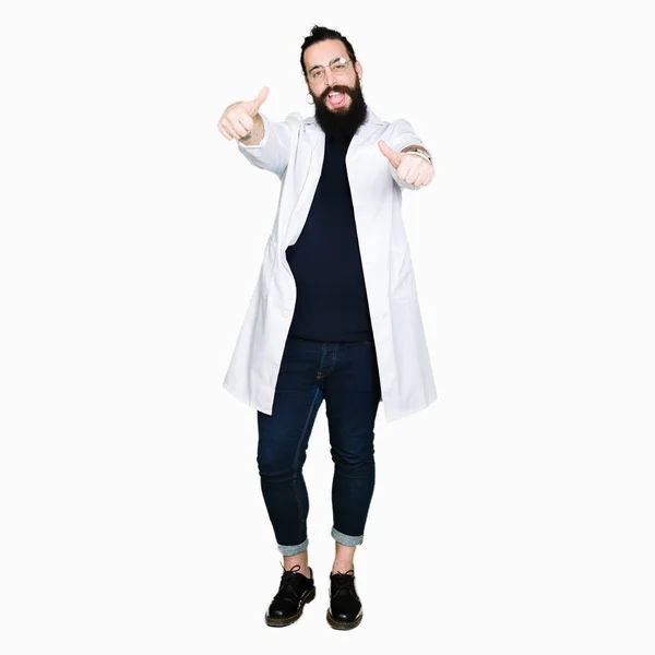 Doctor Terapeuta Hombre Con Pelo Largo Oso Con Abrigo Blanco —  Fotos de Stock