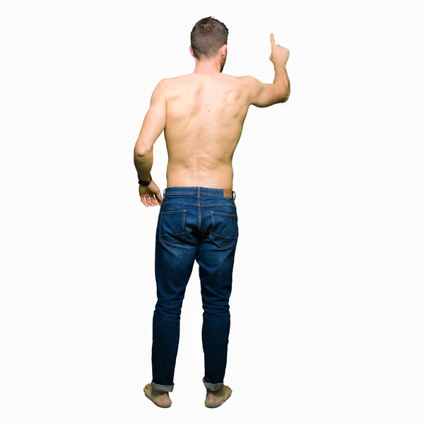 Przystojny Mężczyzna Shirtless Pokazuje Nagie Piersi Pozowanie Tyłu Wskazując Ręką — Zdjęcie stockowe