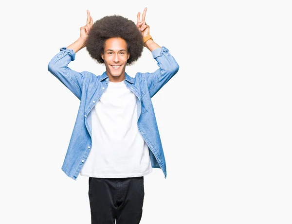 Joven Afroamericano Con Pelo Afro Posando Divertido Loco Con Los — Foto de Stock
