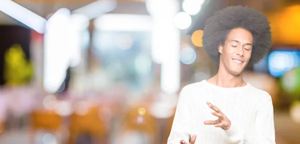 Hombre Afroamericano Joven Con Pelo Afro Usando Suéter Invierno Expresión — Foto de Stock