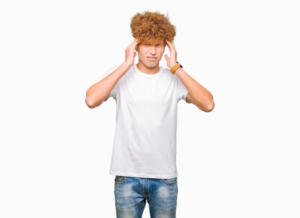 Młody Przystojny Mężczyzna Afro Włosów Noszenia Dorywczo Biały Shirt Ręki — Zdjęcie stockowe