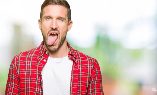 Homem Bonito Vestindo Camisa Casual Colando Língua Para Fora Feliz — Fotografia de Stock