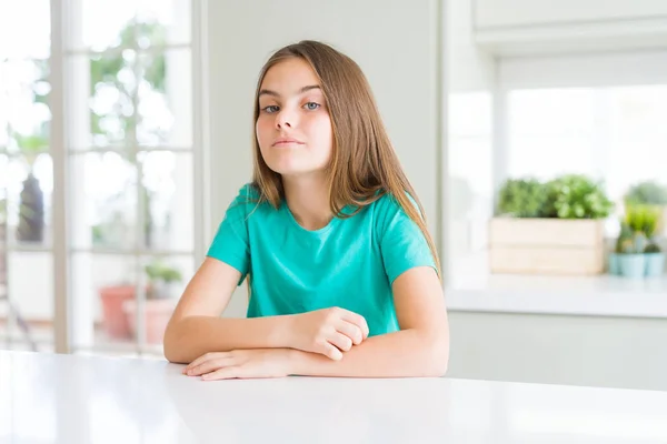 Hermosa Niña Usando Camiseta Verde Con Expresión Seria Cara Simple — Foto de Stock