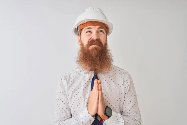 Młody Rudowłosy Irlandzki Architekt Mężczyzna Noszenie Kask Bezpieczeństwa Białym Tle — Zdjęcie stockowe