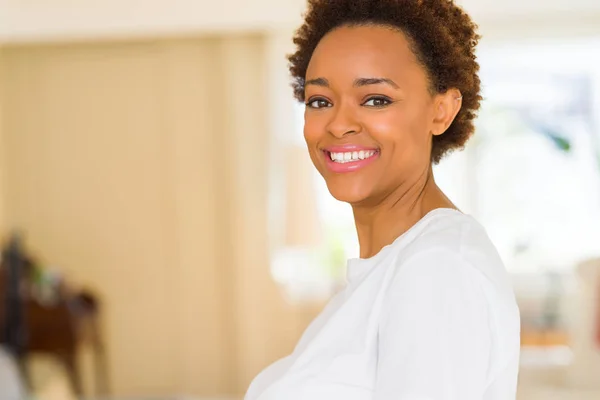 Linda Jovem Afro Americana Sorrindo Confiante Para Câmera Mostrando Dentes — Fotografia de Stock