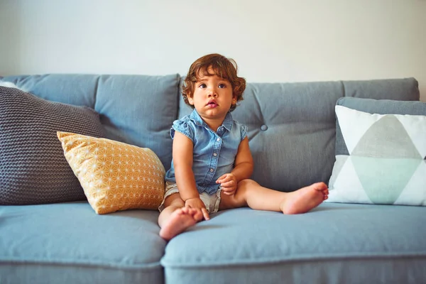 Lindo Niño Casa — Foto de Stock