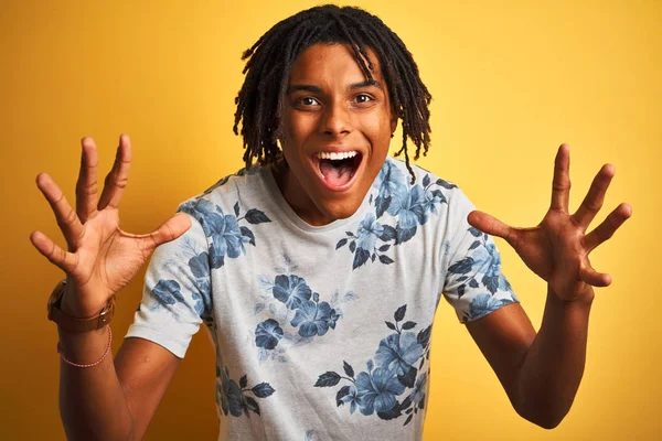 Hombre Afro Con Rastas Con Camiseta Floral Verano Sobre Fondo — Foto de Stock