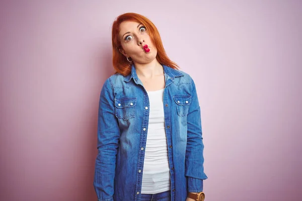 Youg Mulher Ruiva Bonita Vestindo Camisa Jeans Sobre Fundo Rosa — Fotografia de Stock