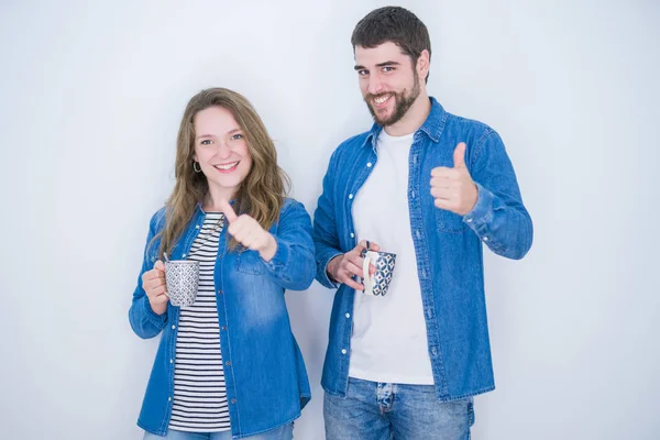 Jovem Casal Bonito Beber Uma Xícara Café Sobre Fundo Isolado — Fotografia de Stock