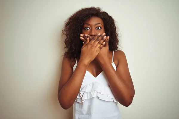 Mujer Afroamericana Joven Con Camiseta Pie Sobre Fondo Blanco Aislado —  Fotos de Stock