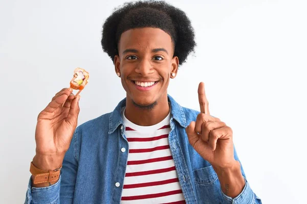 Joven Afroamericano Comiendo Sushi Usando Palillos Sobre Fondo Blanco Aislado — Foto de Stock