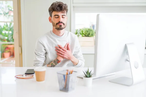 Joven Trabajando Con Computadora Sonriendo Con Las Manos Pecho Con —  Fotos de Stock