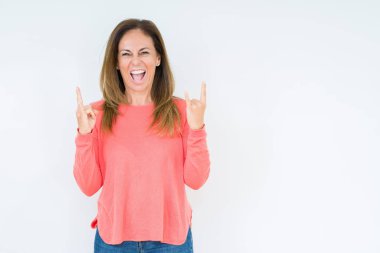 Güzel orta yaşlı bir kadın izole edilmiş arka planda çılgın bir ifadeyle el kaldırarak rock sembolü yapıyor. Müzik yıldızı. Ağır konsept.