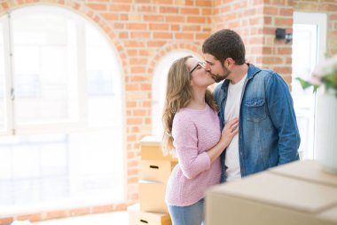 Karton kutular etrafında genç çift çok mutlu yeni bir eve hareket