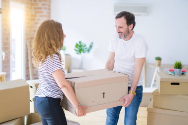 Orta yaş Senior çift yeni bir eve hareket, karton boks tutuyordum mutlu aşık Apartmant ile