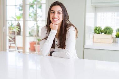 Güzel genç esmer kadın gülümseyen neşeli görünümlü