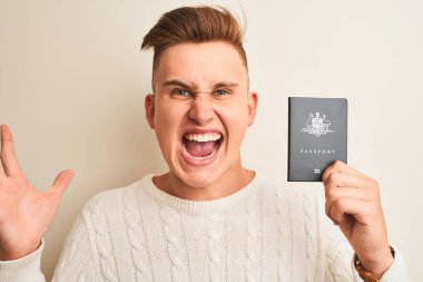 Avustralya pasaportu taşıyan yakışıklı genç bir adam. Çok mutlu ve heyecanlı. Kazanan ifade zaferi büyük bir gülümsemeyle kutluyor ve ellerini kaldırıyor.