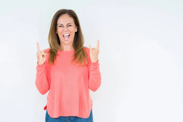 Hermosa Mujer Mediana Edad Sobre Fondo Aislado Gritando Con Expresión —  Fotos de Stock