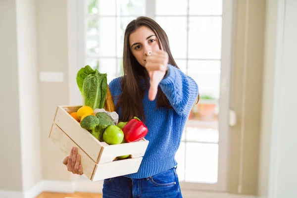 Mulher Bonita Segurando Caixa Madeira Cheia Mantimentos Saudáveis Com Rosto — Fotografia de Stock