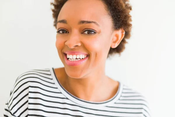 Όμορφη Νεαρή Αφρικανική Αμερικανική Γυναίκα Χαμογελώντας Αυτοπεποίθηση Στην Κάμερα Δείχνει — Φωτογραφία Αρχείου