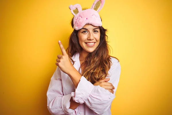 Jeune Femme Pyjama Masque Sommeil Debout Sur Fond Jaune Isolé — Photo