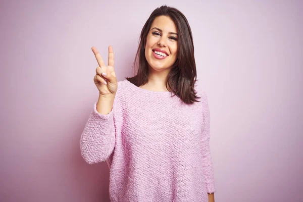 Junge Schöne Brünette Frau Trägt Einen Pullover Über Rosa Isolierten — Stockfoto