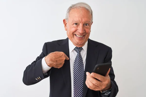 Старший Седой Бизнесмен Использующий Смартфон Стоящий Изолированном Белом Фоне Неожиданным — стоковое фото