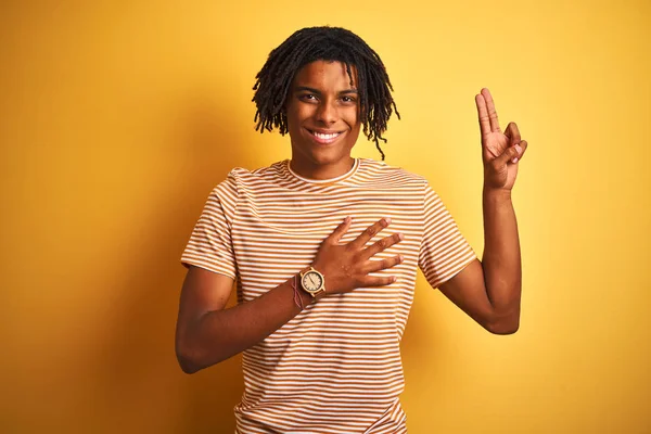 Afro Mann Mit Dreadlocks Und Gestreiftem Shirt Vor Isoliertem Gelben — Stockfoto