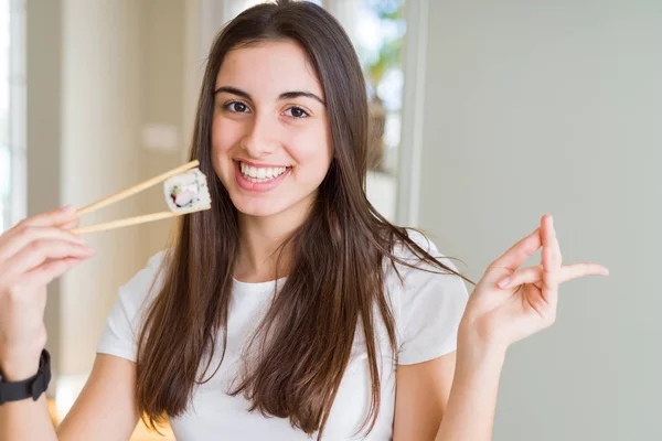 Hermosa Joven Comiendo Sushi Asiático Usando Palillos Muy Felices Apuntando — Foto de Stock