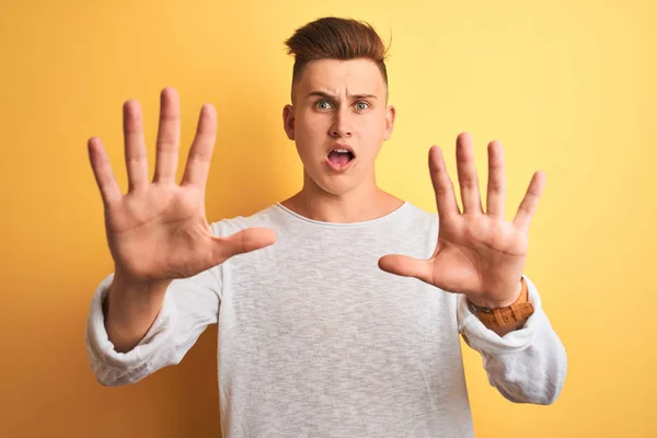 Junger Gutaussehender Mann Weißem Lässigem Shirt Der Vor Isoliertem Gelbem — Stockfoto