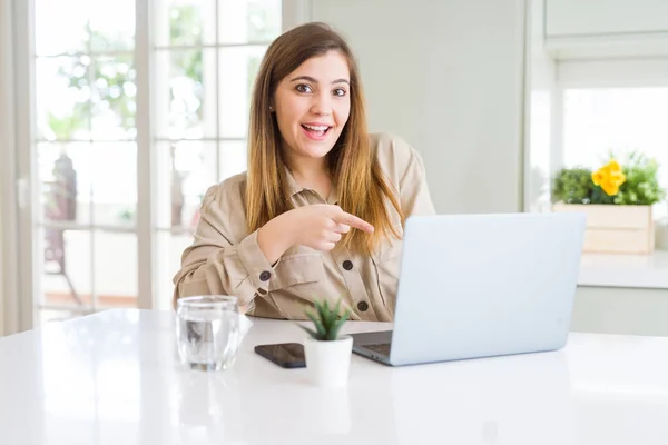 Hermosa Mujer Joven Usando Computadora Portátil Muy Feliz Señalando Con —  Fotos de Stock