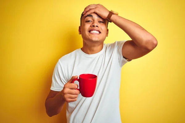 Nuori Brasilialainen Mies Joka Juo Kahvia Seisomassa Eristetyn Keltaisen Taustan — kuvapankkivalokuva