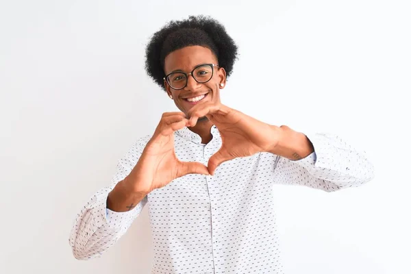 年轻的非洲裔美国男子穿着优雅的衬衫和眼镜在孤立的白色背景微笑的爱显示心脏的象征和形状与手 浪漫概念 — 图库照片