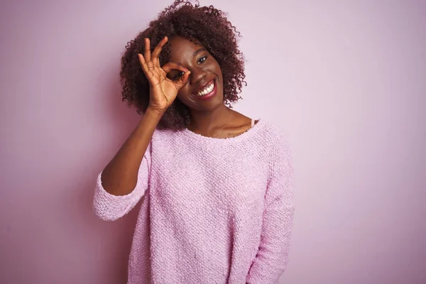 Jonge Afrikaanse Afro Vrouw Dragen Trui Staande Geïsoleerde Roze Achtergrond — Stockfoto