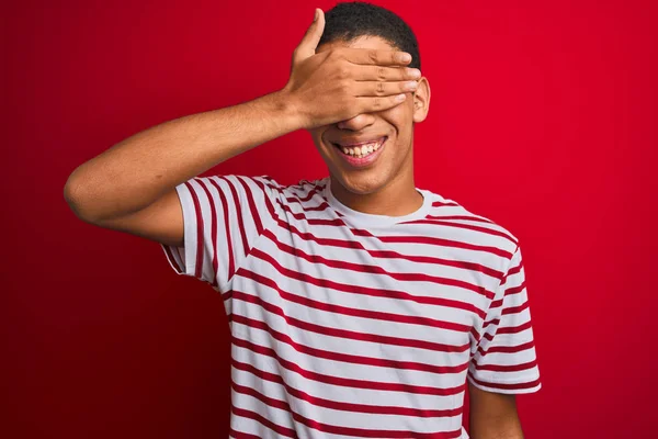 Homem Árabe Bonito Jovem Vestindo Camiseta Listrada Sobre Fundo Vermelho — Fotografia de Stock