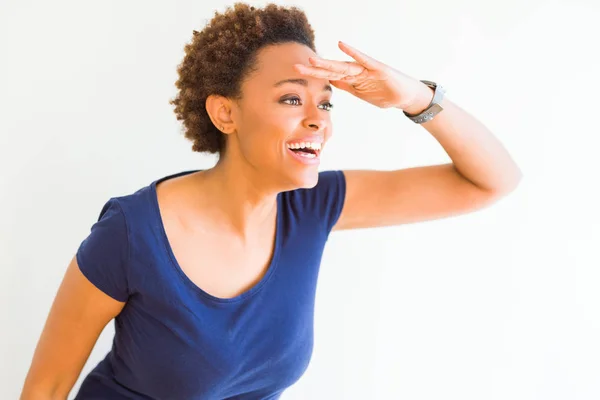 Jovem Mulher Americana Africana Bonita Sobre Fundo Branco Muito Feliz — Fotografia de Stock