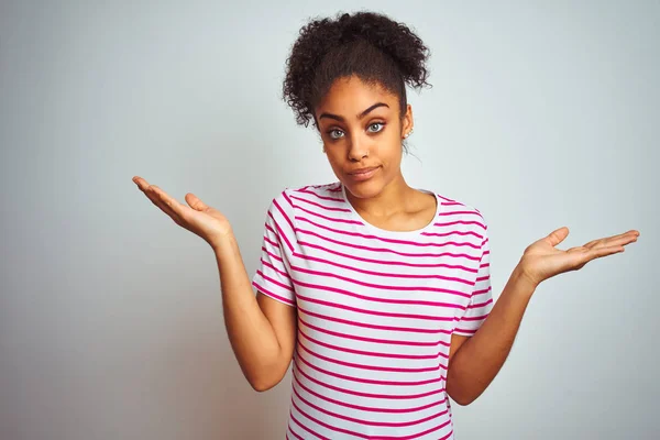 Donna Afroamericana Che Indossa Casual Shirt Righe Rosa Sfondo Bianco — Foto Stock