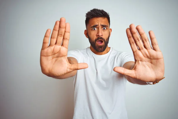 Hombre Indio Joven Con Camiseta Pie Sobre Fondo Blanco Aislado — Foto de Stock