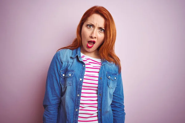 Hermosa Pelirroja Vistiendo Camisa Mezclilla Camiseta Rayas Sobre Fondo Rosa — Foto de Stock