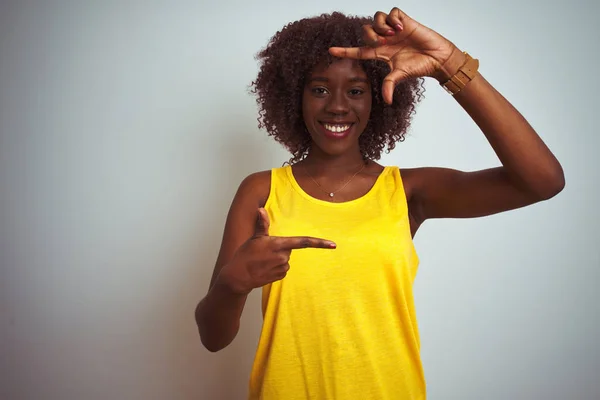 Ung Afrikansk Afro Kvinna Klädd Gul Shirt Över Isolerad Vit — Stockfoto