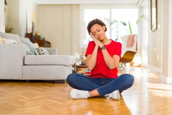 Giovane Bella Donna Afroamericana Seduta Sul Pavimento Casa Stanca Dormire — Foto Stock