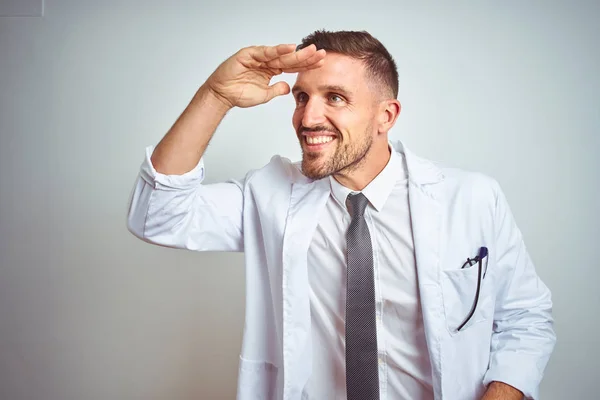 Jonge Knappe Doctor Man Dragen Witte Profressional Vacht Geïsoleerde Achtergrond — Stockfoto