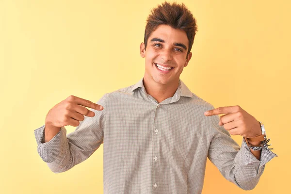 Homem Bonito Jovem Vestindo Camisa Casual Sobre Fundo Amarelo Isolado — Fotografia de Stock