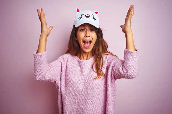 Joven Hermosa Mujer Usando Gorra Divertida Gato Pie Sobre Rosa — Foto de Stock