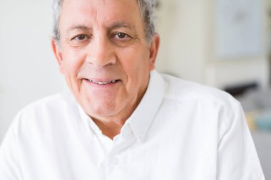 Emin gülümseyen yakışıklı komuta sizde